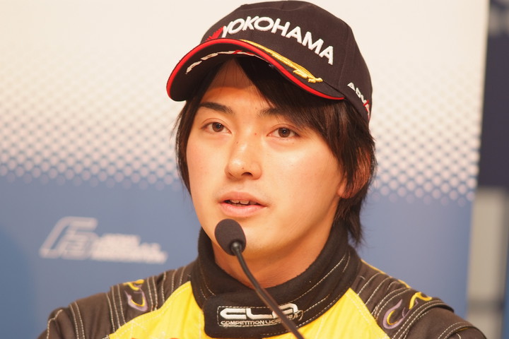 決勝記者会見: 優勝の千代勝正（B-MAX）