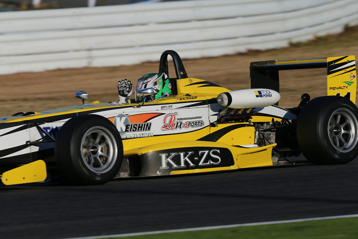 日本一決定戦: 優勝して手を上げる石川京侍（Rn-Sports☆ミストKK-ZS）