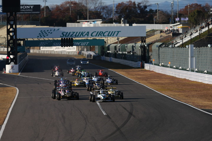 日本一決定戦: 10周の決勝レースがスタートした