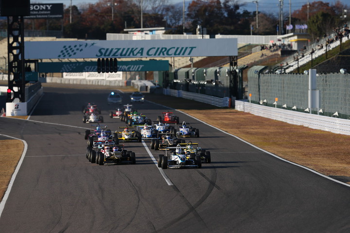 日本一決定戦: 10周の決勝レースがスタートした