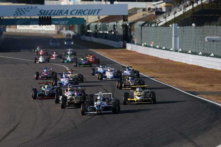 日本一決定戦: 10周の決勝レースがスタートした