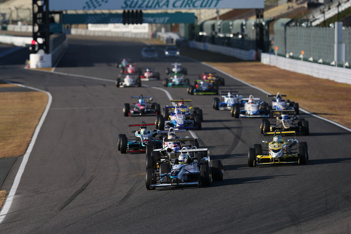 日本一決定戦: 10周の決勝レースがスタートした