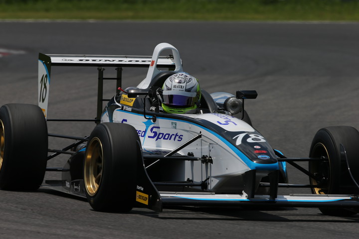 西日本シリーズ決勝: 優勝してガッツポーズの川端伸太朗（SUCCEED F108）