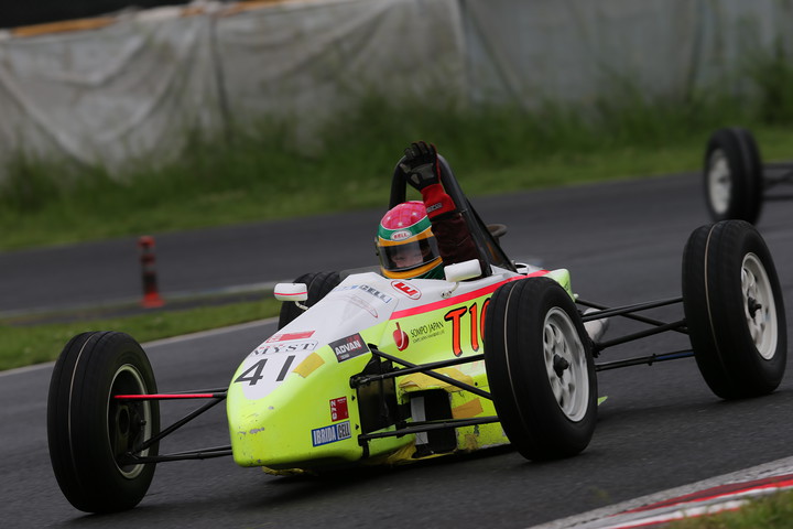 優勝して手を挙げる加藤洋一