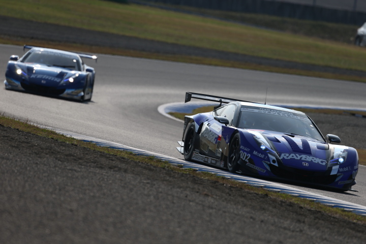 公式練習: 伊沢拓也／小暮卓史組（GT500:RAYBRIG HSV-010）