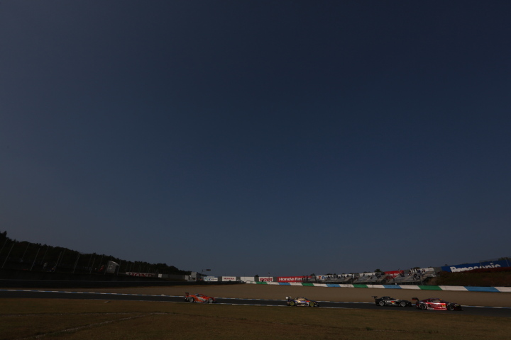 公式練習: インフィールドから上空を仰ぐ