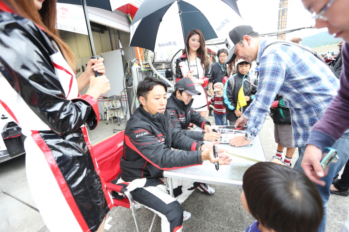 ピットウォーク: 星野一樹／佐々木大樹組（GT300:S Road NDDP GT-R）