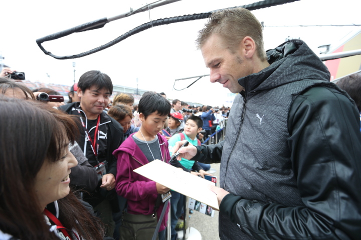 ピットウォーク: ミハエル・クルム（GT500:D'station ADVAN GT-R）