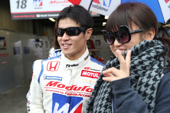 ピットウォーク: 山本尚貴（GT500:ウイダー モデューロ HSV-010）