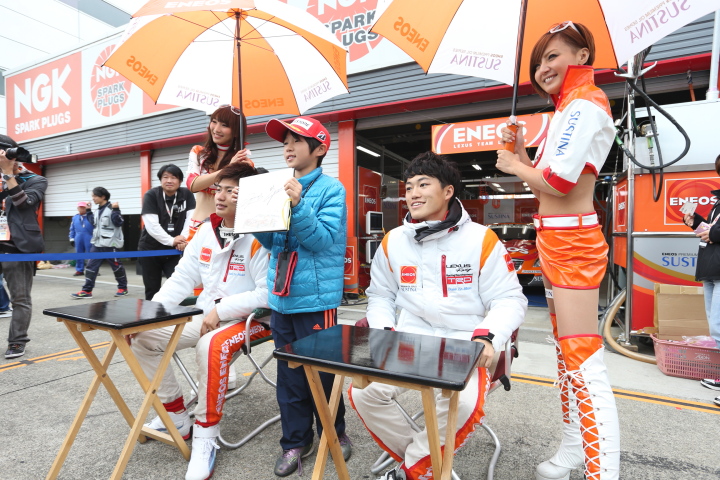 ピットウォーク: 大嶋和也／国本雄資組（GT500:ENEOS SUSTINA SC430）