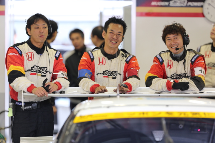 チーム無限のクルー（GT300:MUGEN CR-Z GT）