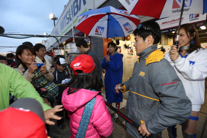 GTキッズウォーク: 山本尚貴（GT500:ウイダー モデューロ HSV-010）