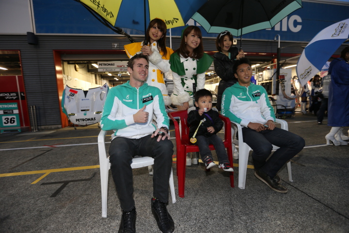 GTキッズウォーク: 中嶋一貴／ジェームス・ロシター組（GT500:PETRONAS TOM'S SC430）