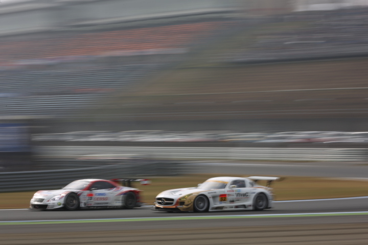 サーキットサファリ: 脇阪寿一／石浦宏明組（GT500:DENSO KOBELCO SC430） ＆ 竹内浩典／土屋武士組（GT300:OKINAWA-IMP SLS）