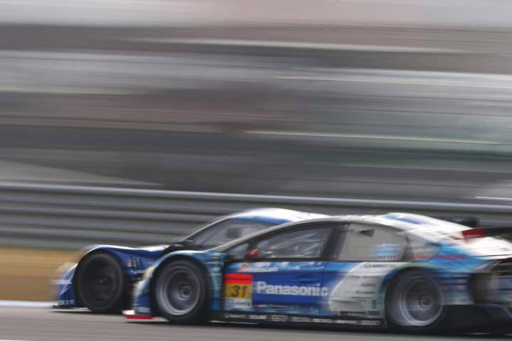 サーキットサファリ: 新田守男／嵯峨宏紀組（GT300:Panasonic apr PRIUS GT）