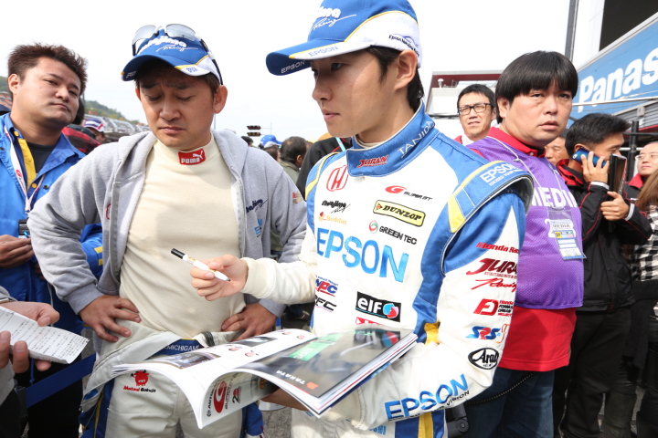 ピットウォーク: 道上龍／中嶋大祐組（GT500:Epson HSV-010）