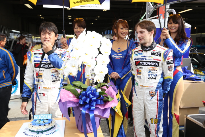 ピットウォーク: 荒聖治（GT500:WedsSport ADVAN SC430）、GTレース100戦記念イベント