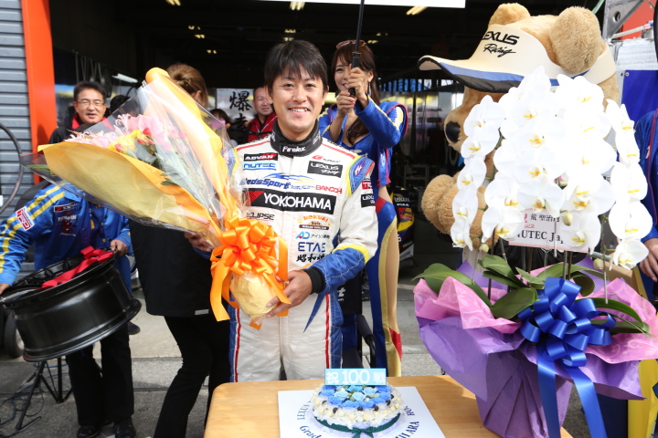 ピットウォーク: 荒聖治（GT500:WedsSport ADVAN SC430）、GTレース100戦記念イベント