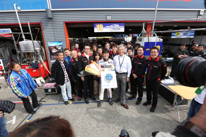 ピットウォーク: 荒聖治（GT500:WedsSport ADVAN SC430）、GTレース100戦記念イベント