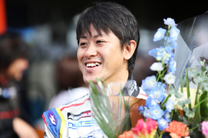 ピットウォーク: 荒聖治（GT500:WedsSport ADVAN SC430）、GTレース100戦記念イベント