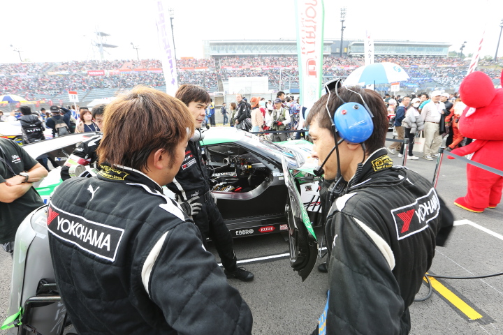 スタート進行: 安田裕信／ミハエル・クルム組（GT500:D'station ADVAN GT-R）