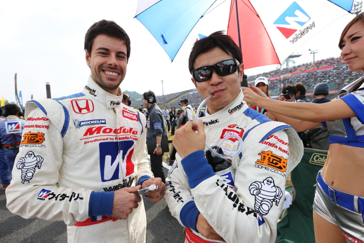 スタート進行: 山本尚貴／フレデリック・マコヴィッキィ組（GT500:ウイダー モデューロ HSV-010）