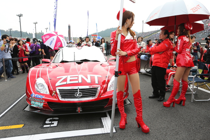 スタート進行: 立川祐路／平手晃平組（GT500:ZENT CERUMO SC430）