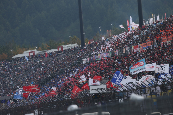 スタート進行: スタンドを埋め尽くしたスーパーGTファン