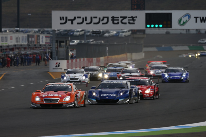 決勝レース: GT500クラスのスタートシーン