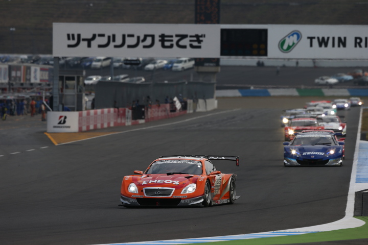 決勝レース: スタートで飛び出した大嶋和也（GT500:ENEOS SUSTINA SC430）
