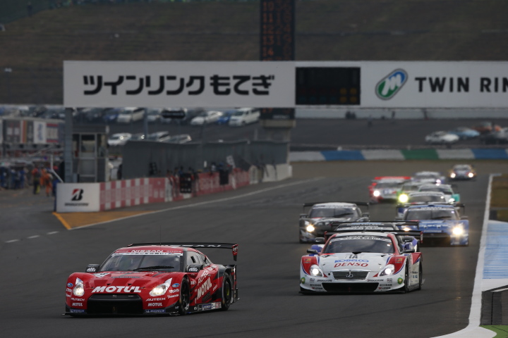 決勝レース: スタート直後、ロニー・クインタレッリ（GT500:MOTUL AUTECH GT-R）を先頭とする3位以下の集団