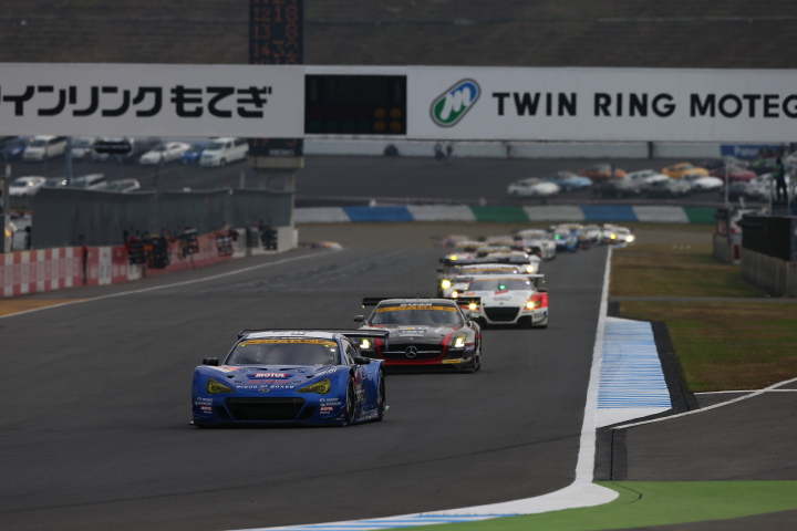 決勝レース: GT300クラスは山野哲也（GT300:SUBARU BRZ R&D SPORT）がリードしてレースが始まる