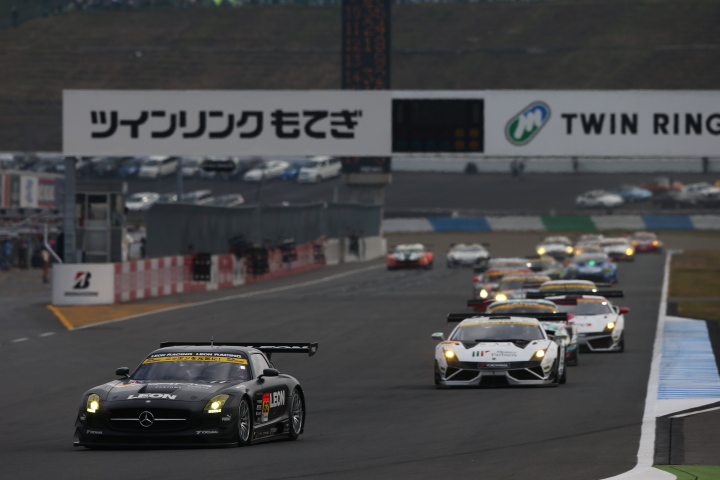 決勝レース: レース直後、黒澤治樹（LEON SLS）を先頭とするGT300クラスの中段グループ
