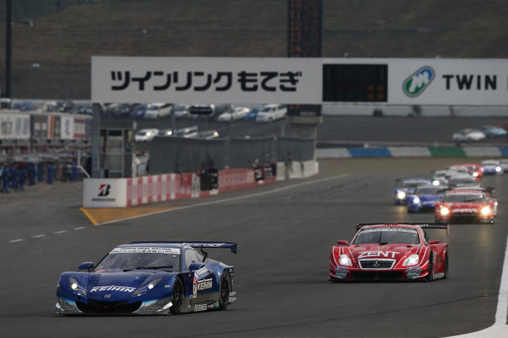 決勝レース: 2位でレースを始めた金石年弘（GT500:KEIHIN HSV-010）とこれを追う後続集団