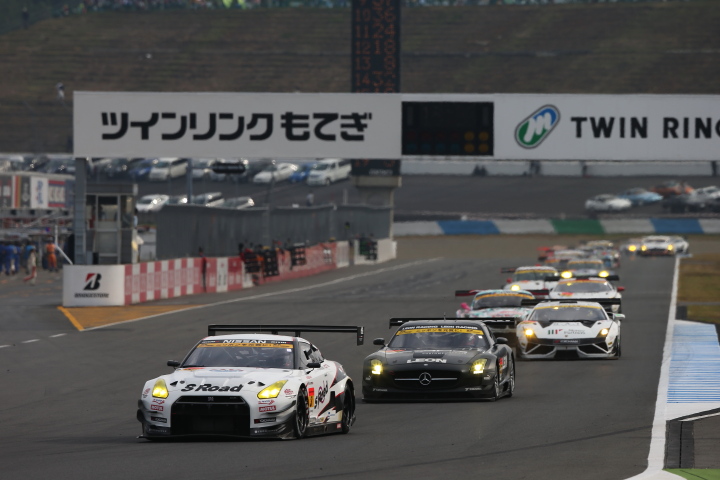 決勝レース: 千代勝正（GT300:DIJON Racing IS GT-R）を先頭とするグループ
