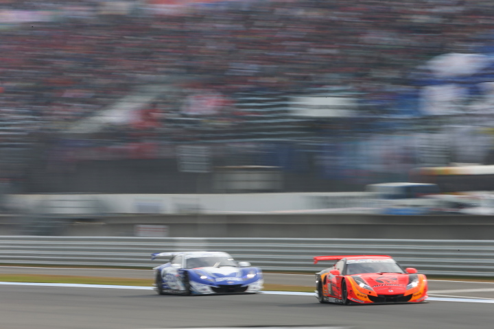 決勝レース: 松浦孝亮（GT500:ARTA HSV-010）を追う中嶋大祐（GT500:Epson HSV-010）