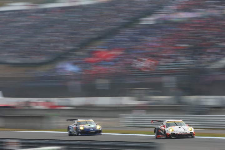 決勝レース: 藤井誠暢（GT300:HANKOOK PORSCHE）を追う横溝直輝（GT300:ENDLESS TAISAN PORSCE）