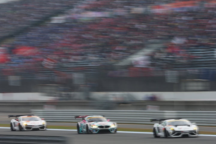 決勝レース: 青木孝行を追う片岡龍也と山内英輝