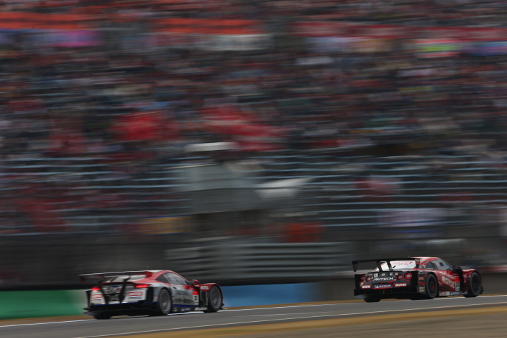 決勝レース: 柳田真孝（GT500:MOTUL AUTECH GT-R） vs フレデリック・マコヴィッキィ（GT500:ウイダー モデューロ HSV-010）