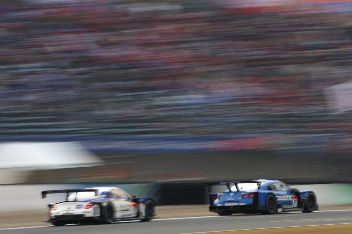 決勝レース: 松田次生（GT500:カルソニックIMPUL GT-R） vs 伊藤大輔（GT500:KeePer TOM'S SC430）