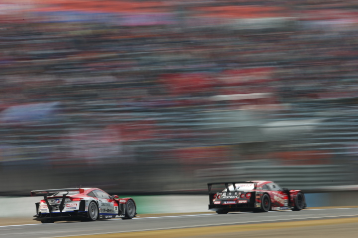 決勝レース: 柳田真孝（GT500:MOTUL AUTECH GT-R） vs フレデリック・マコヴィッキィ（GT500:ウイダー モデューロ HSV-010）