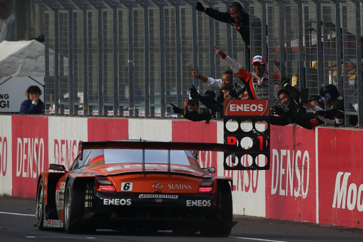 決勝レース: トップでゴールする国本雄資（GT500:ENEOS SUSTINA SC430）