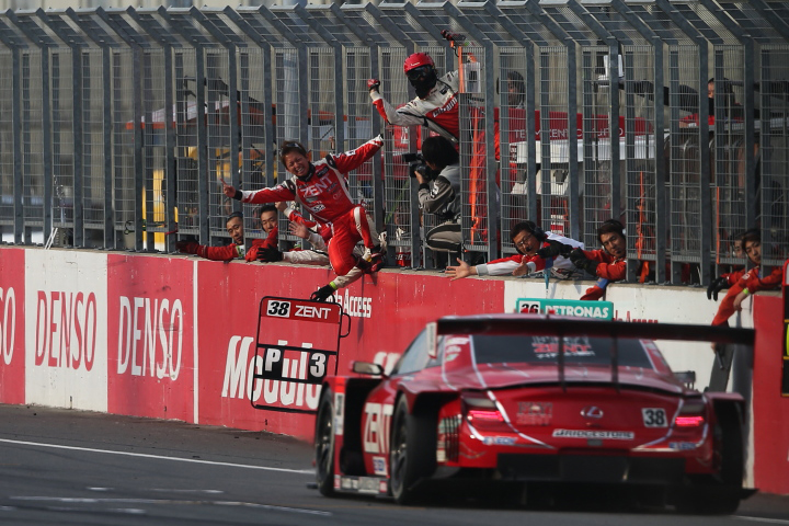 決勝レース: 3位に入り年間ドライバーズチャンピオンを決めた立川祐路（GT500:ZENT CERUMO SC430）