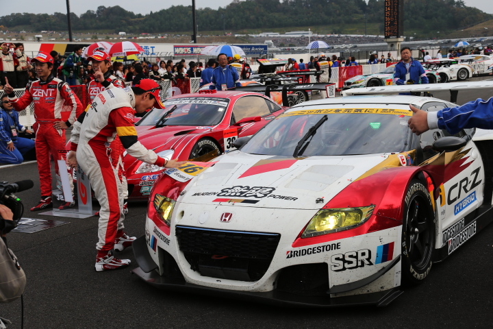 決勝レース: GT500とGT300のドライバーズチャンピオン車両、ZENT CERUMO SC430とMUGEN CR-Z GT