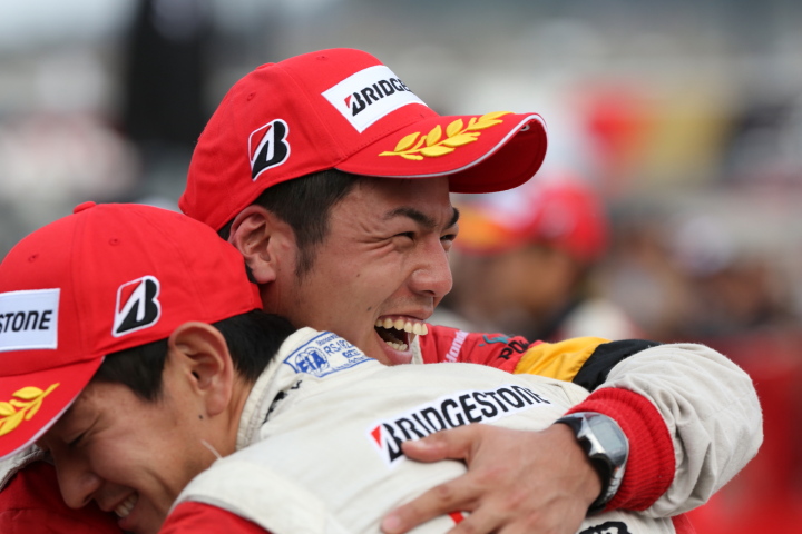 決勝レース: GT300クラスのチャンピオンを決め抱き合う武藤英紀と中山友貴（MUGEN CR-Z GT）