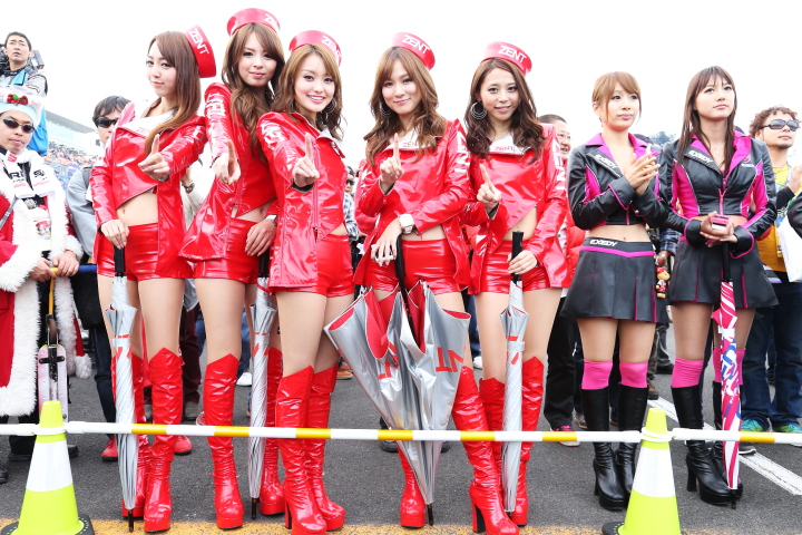 決勝レース: 500クラスのチャンピンに輝いたZENTを支えたレースクイーンたち