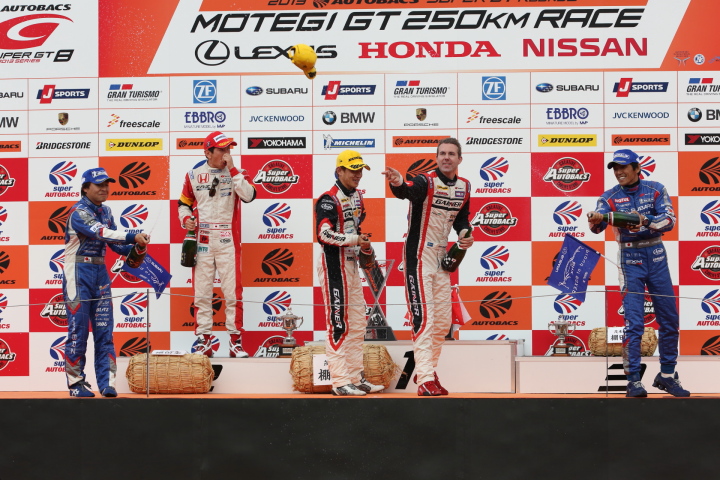 表彰式: GT300クラスのトップ3