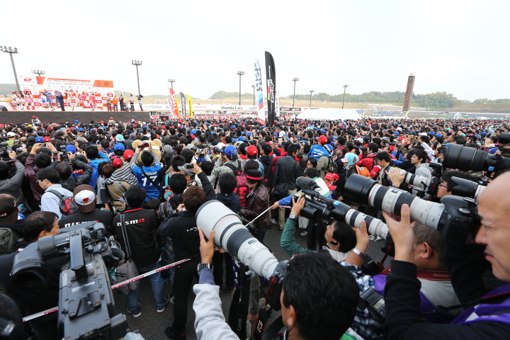 表彰式: カメラマンの望遠レンズが並ぶ