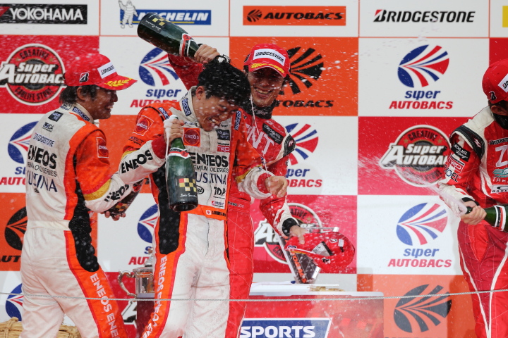 表彰式: GT500クラスのシャンパンファイト