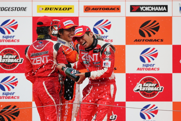 表彰式: GT500クラスのシャンパンファイト